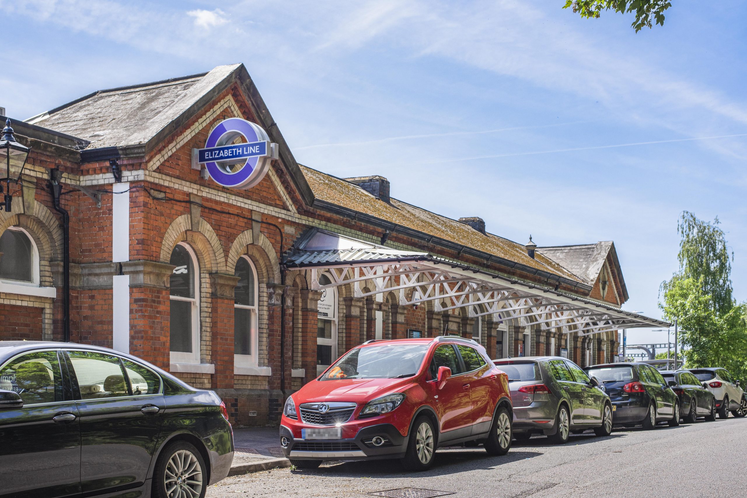reading elizabeth line entrance